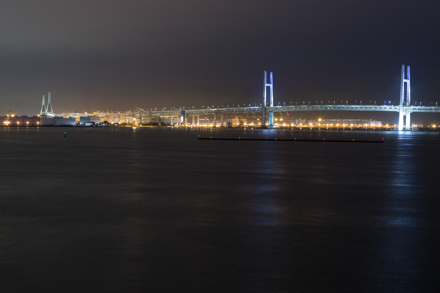 横浜ベイブリッジの夜景。