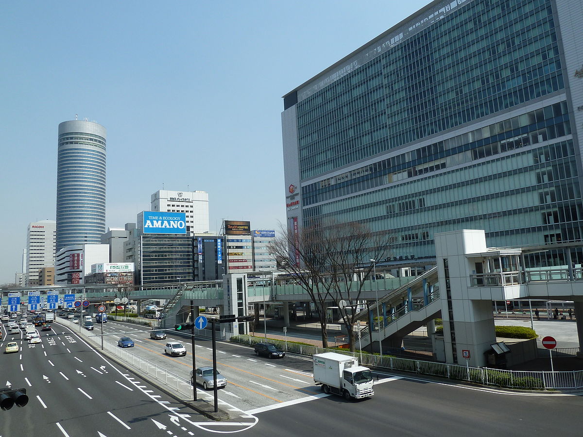 1200px-Shinyokohama_station_ekimae